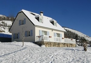 La neige recouvre les toits du Village ...